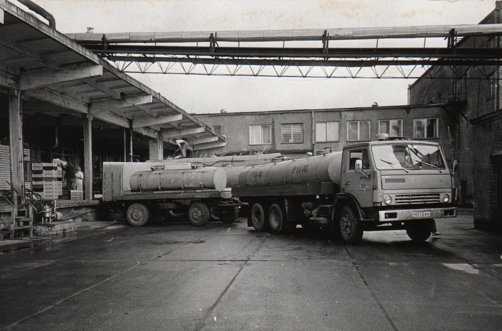 Piima tsisternauto Mulgi Meieri juures