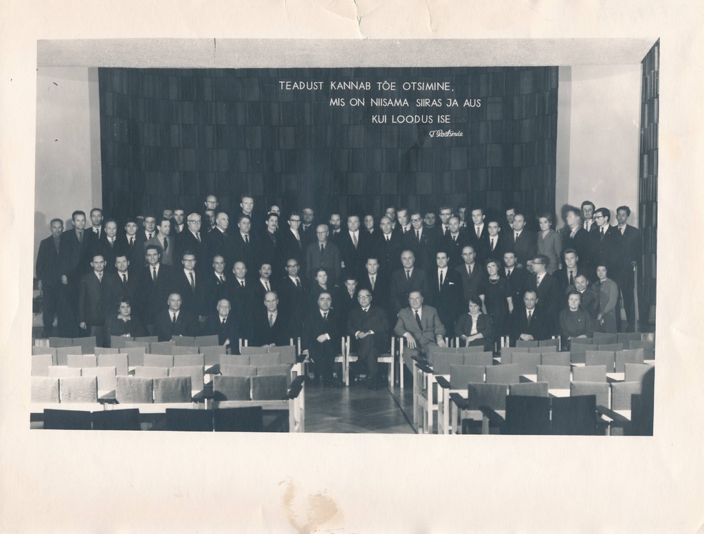 TRÜ. ENSV TA Füüsika ja Astronoomia Instituudi Tõravere Observatooriumi pidulik avamine, esireas paremal 5. Aksel Kipper. 14.09.1964. Foto A. Sauga.