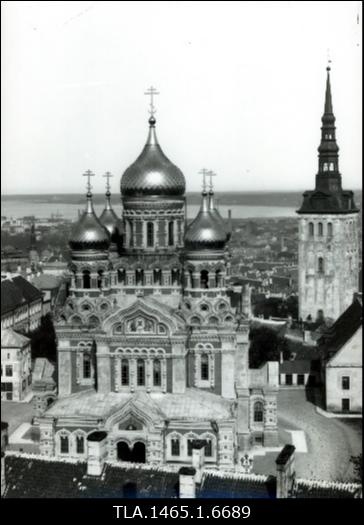 Aleksander Nevski katedraal, taamal Niguliste kirik, ning vaade üle linna merele.