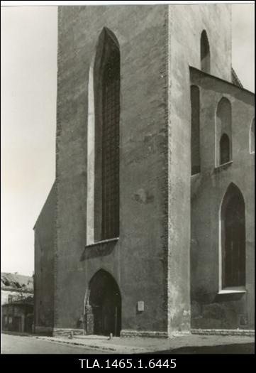 Oleviste kirik, taamal paremal Tolli tänav 8 maja.