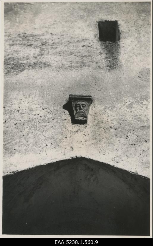 Raidkivi Risti kiriku peaukse kohal