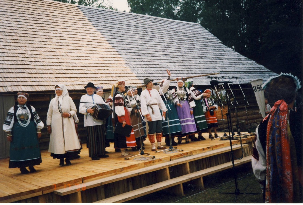 VIII Leelopäev.Seto koor,,Leiko" ja peojuhid laval.