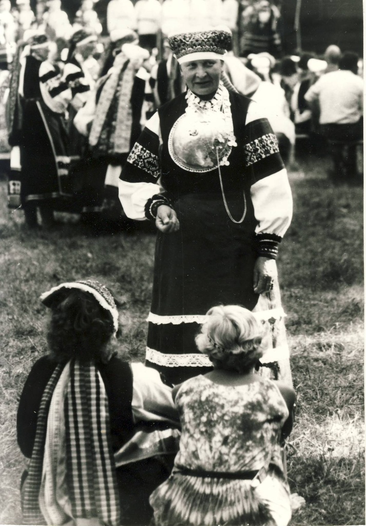 VI leelopäev, 1992. Seto naine Anna Kuremägi peoplatsil
