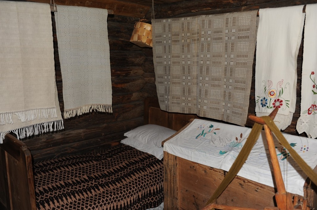 Värska.Seto Talumuuseum. Näitus "Üte talo näpotüü" rõivaaidas