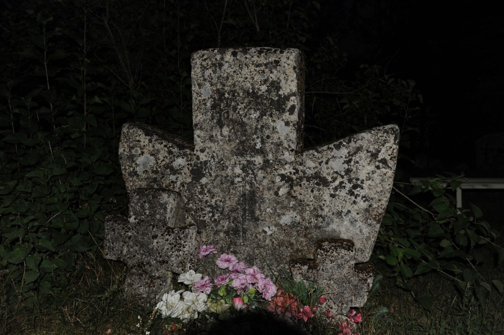 Podmotsa. Kivirist kalmistul