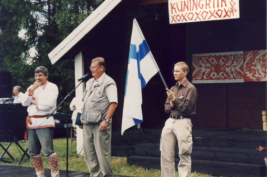 XII Kuningriigi päev Luhamaal. Pekoste suguvõsa esindajad tervitamas pidulisi, tõlgib Paul Hagu.