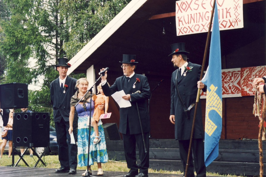 XII Kuningriigi päev Luhamaal.Külalised Saksamaalt tervitamas peost osavõtjaid.