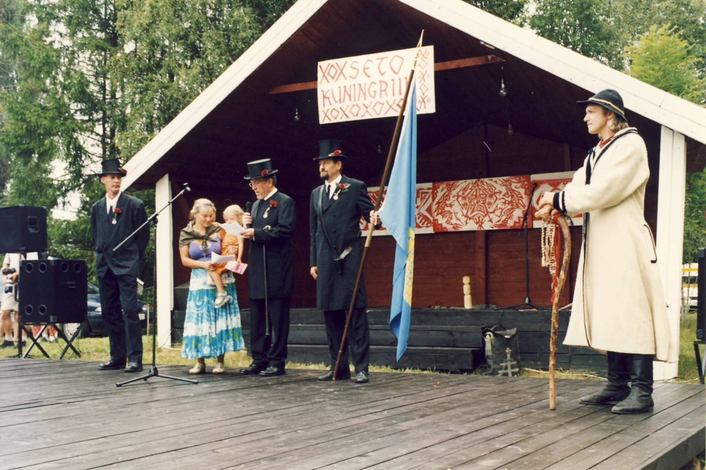 XII Kuningriigi päev Luhamaal.Külalised Saksamaalt tervitamas peost osavõtjaid.
