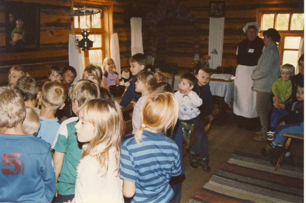 Piima - ja leivanädal Seto talumuuseumis. Värska lasteaia lapsed muuseumi elumajas toimetamas.