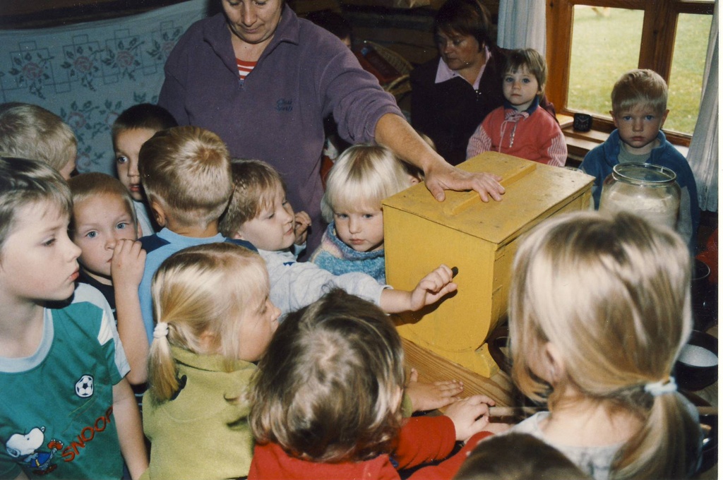 Piima - ja leivanädal Seto talumuuseumis. Värska lasteaia lapsed muuseumi elumajas võiteol.