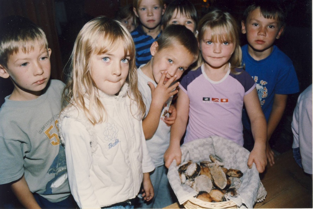 Piima - ja leivanädal Seto talumuuseumis. Värska lasteaia lapsed muuseumi elumajas valminud vatskadega.
