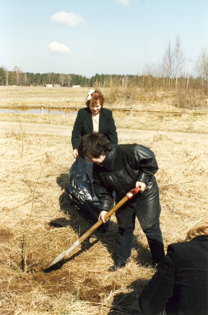 Värska Gümnaasiumi abituriendid muuseumis tamme istutamas.