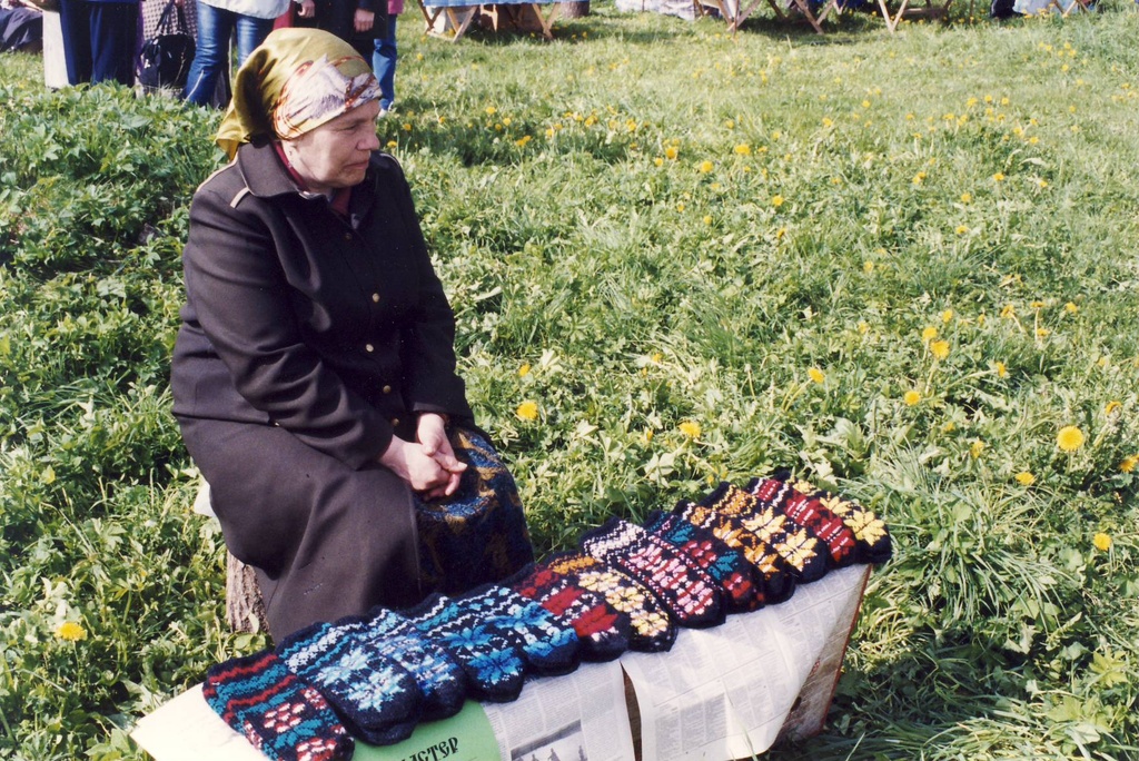 Migulapäev Irboskas.Migulapäeva laat, kindamüüja.