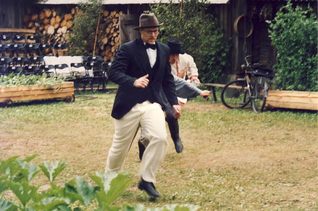 Etenduse ,, Taarka "proovid Obinitsas Seto Seltsimaja õues.