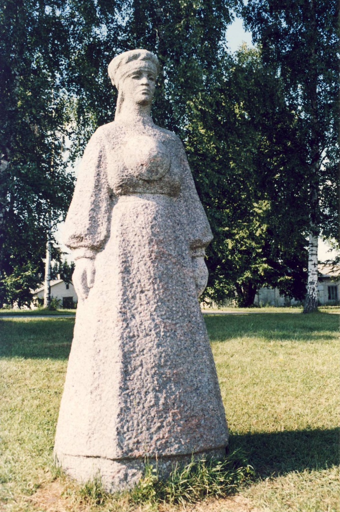 Obinitsa küla. Lauluema skulptuur.