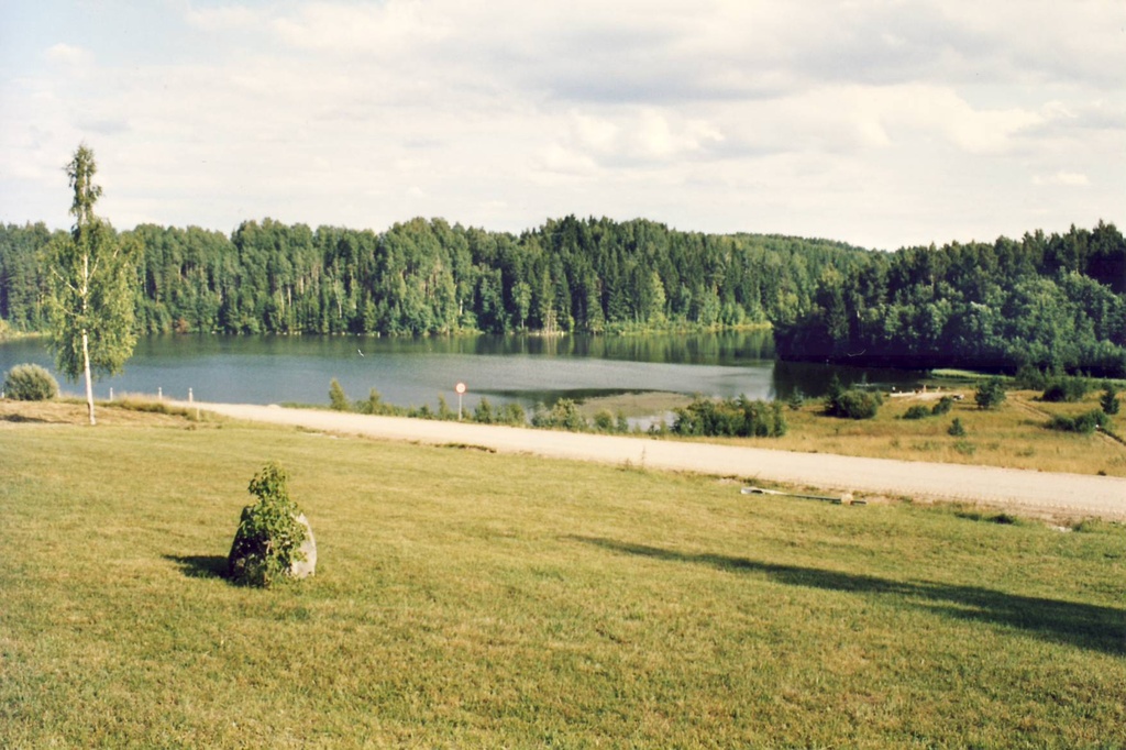 Obinitsa küla.Vaade suvisele paisjärvele.