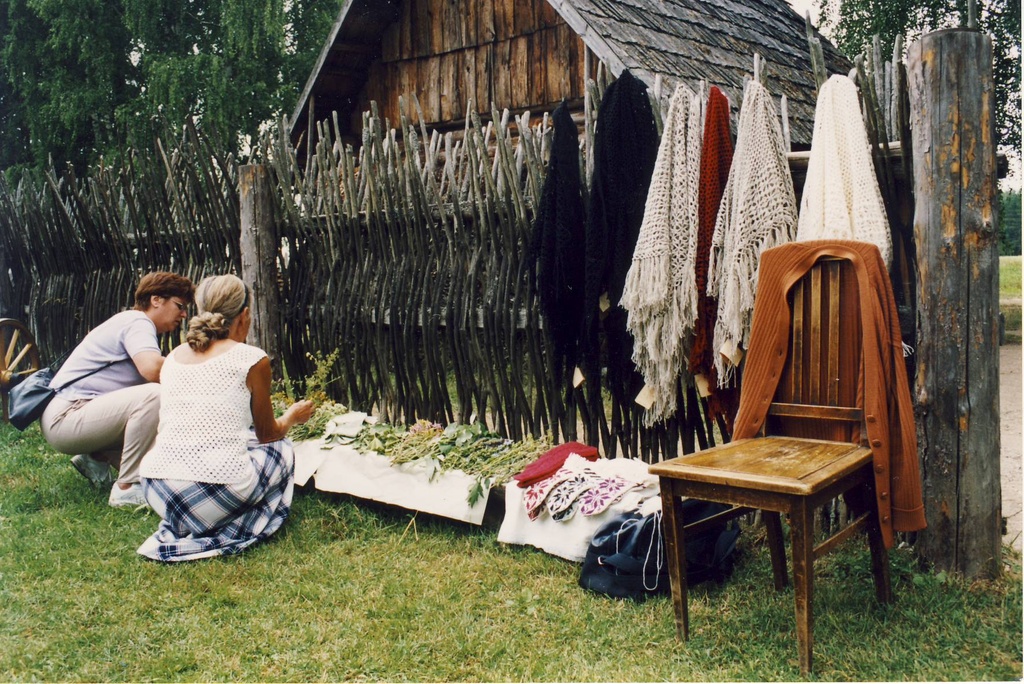 Töö - ja ilotalgud muuseumis. Eha Vanik ravimtaimi tutvustamas.