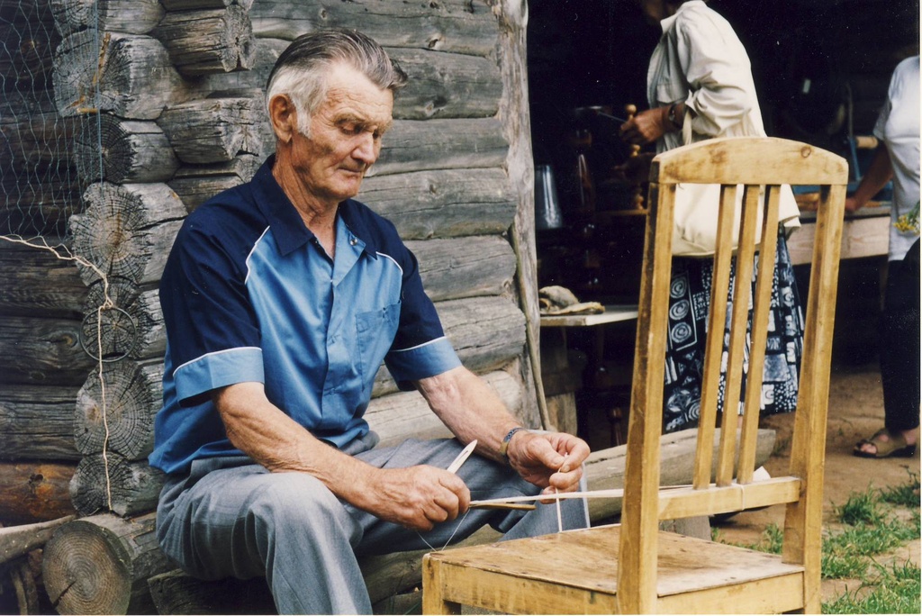 Töö - ja ilotalgud muuseumis. Alfred Pirbe võrgukudumist õpetamas.