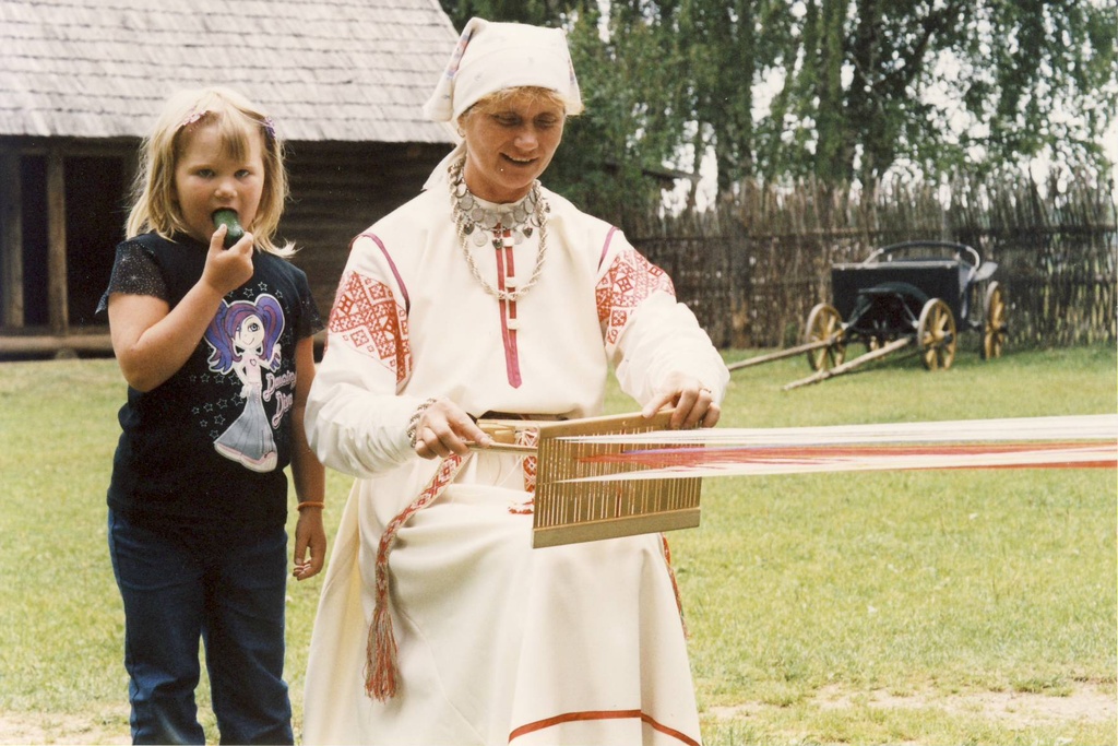 Töö - ja ilotalgud muuseumis.Taimi Auser  kirivööd kudumas.