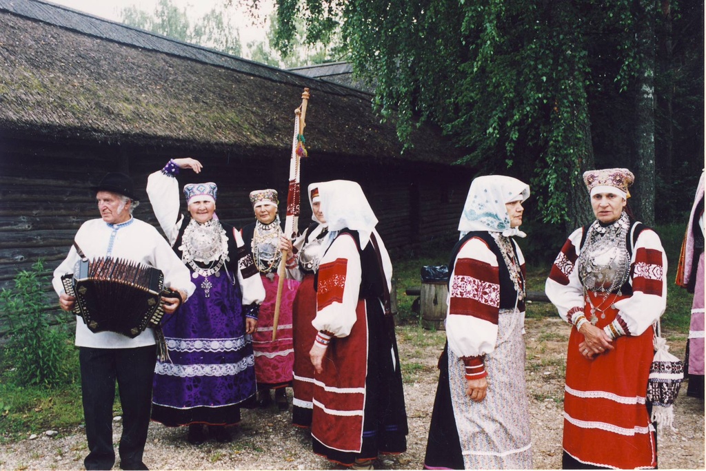 Rahvusvahelise Folkloorifestivali Baltica 2004 maapäev muuseumis. ,,Leiko"muuseumi väravaesisel.