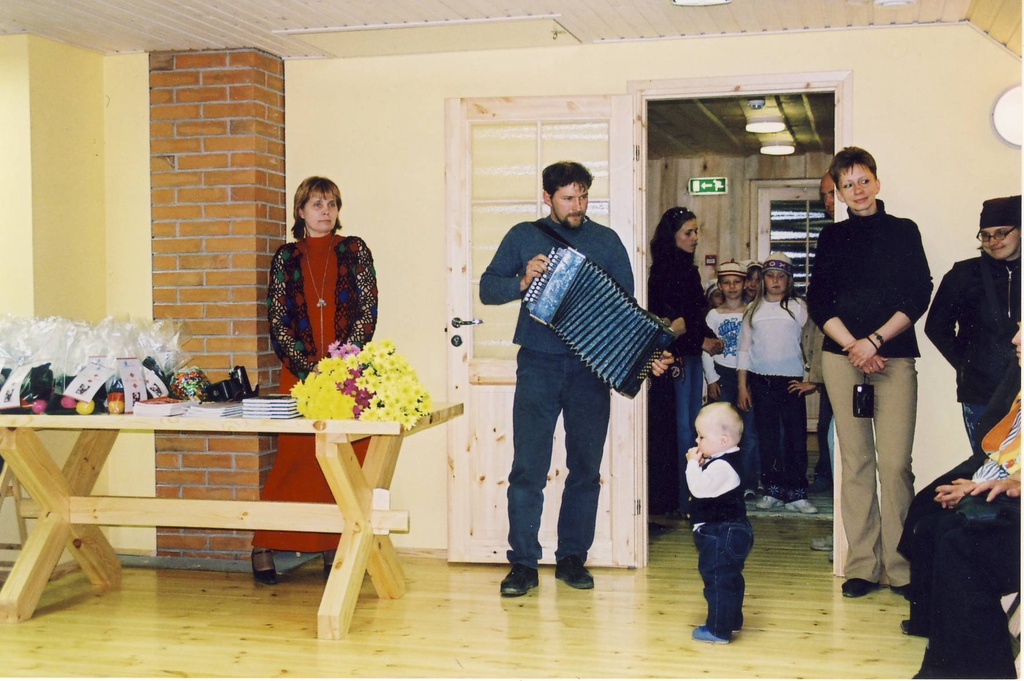 XI Seto pitsipäevade lõpetamine. Ain Raal pilli mängimas.