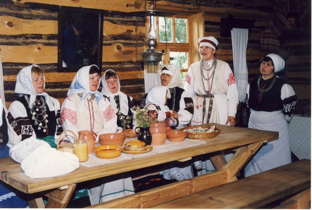 Setu Talumuuseumis ETV saate,,Me oleme Tallinnast"salvestus. "Kuldatsäuk" muuseumi elumajas leelotamas.