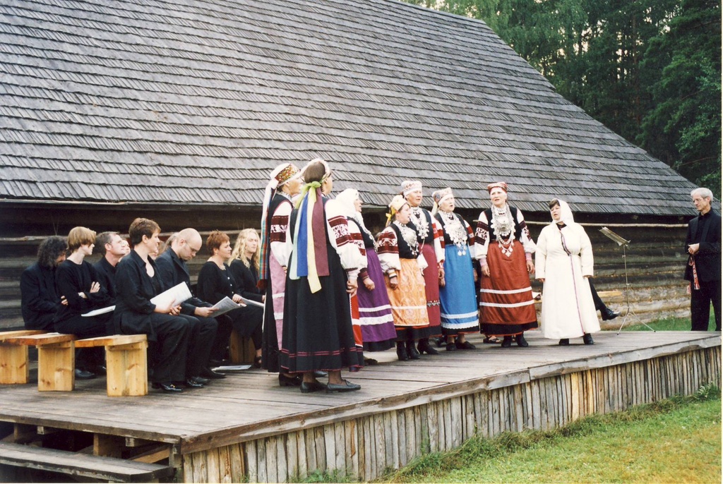 ,,Kuldatsäuk"ja Coeyvarts Consort (Belgia) kontsert Setu Talumuuseumis rehe ees.