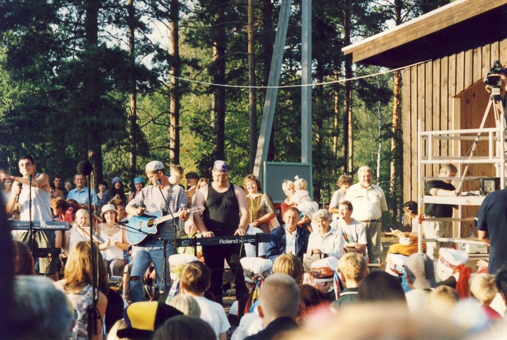Värskas Hirvemäe Puhkekeskuse laval ETV saate ,,Laulge kaasa"salvestus. Esineb kohalik bänd ,,Sinu naine".