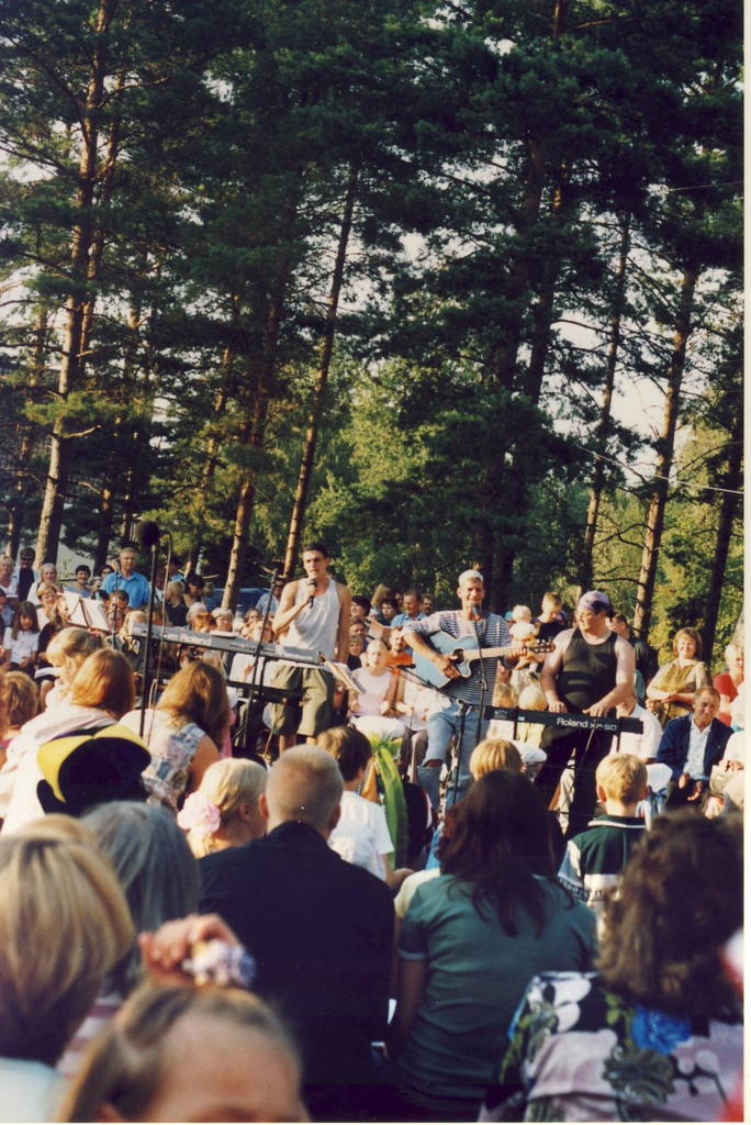 Värskas Hirvemäe Puhkekeskuse laval ETV saate ,,Laulge kaasa"salvestus. Esineb kohalik bänd,,Sinu naine".