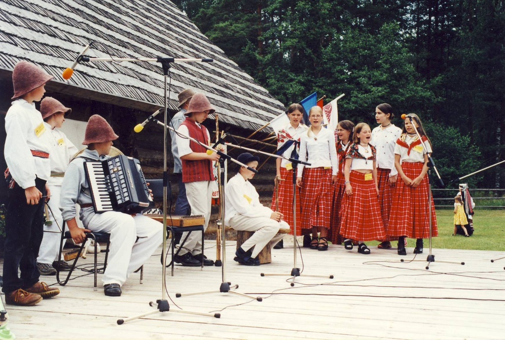 IX leelopäev.Esinevad "Piibarid" Tallinnast.