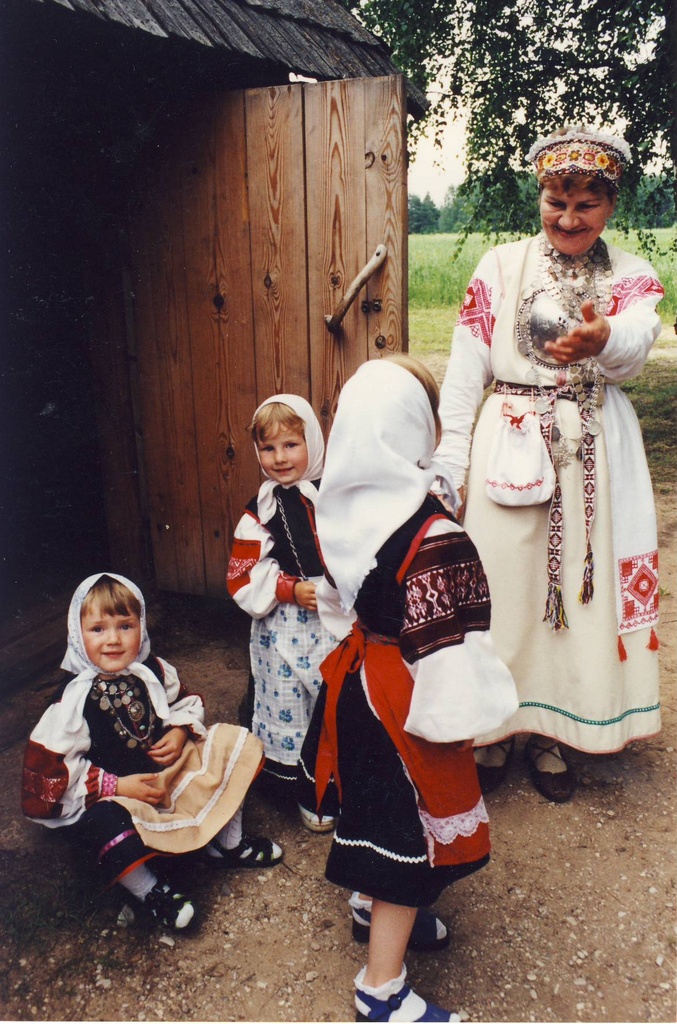 IX leelopäev. Seto lapsed ja H. Kudre muuseumi sauna ees.