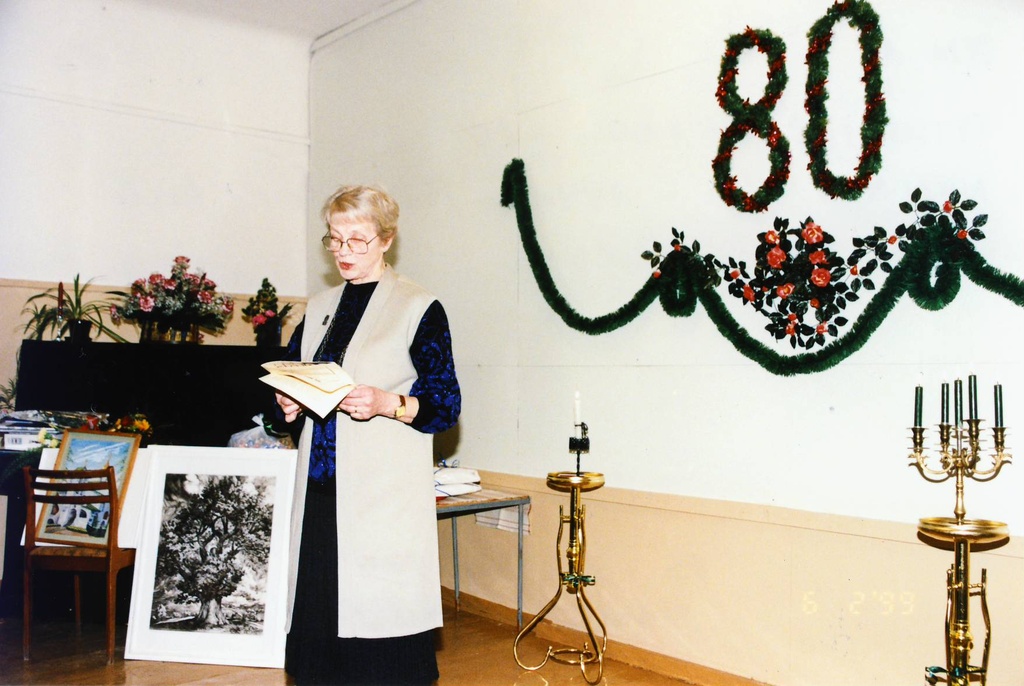 Petseri Eesti Kooli 80.aastapäev. Niina Tamm 1941.a. Petseri Eesti Kooli lõpetanu kõnelemas aktusel.