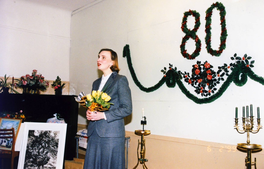 Petseri Eesti Kooli 80.aastapäev. Vilistlane Terje Lillmaa kõnelemas aktusel.