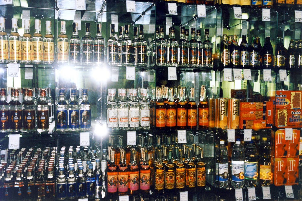 Petseri. Vaade alkoholiletile viinakaupluses.