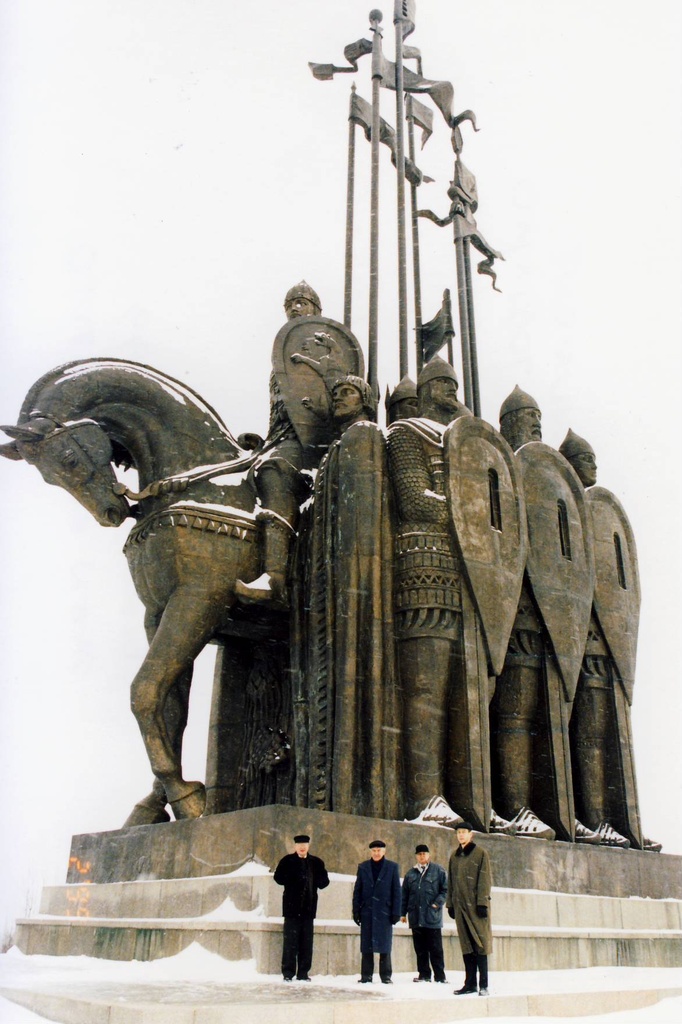 Pihkva. Jäälahingu monument. EV Haridusministeeriumi töötajad monumendi jalamil.