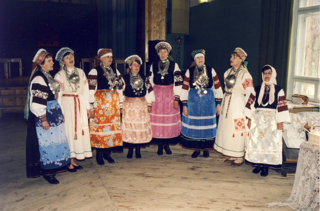 Jüripäev Värskas.Kirmask kultuurimajas.Kuldatsäuk laulmas