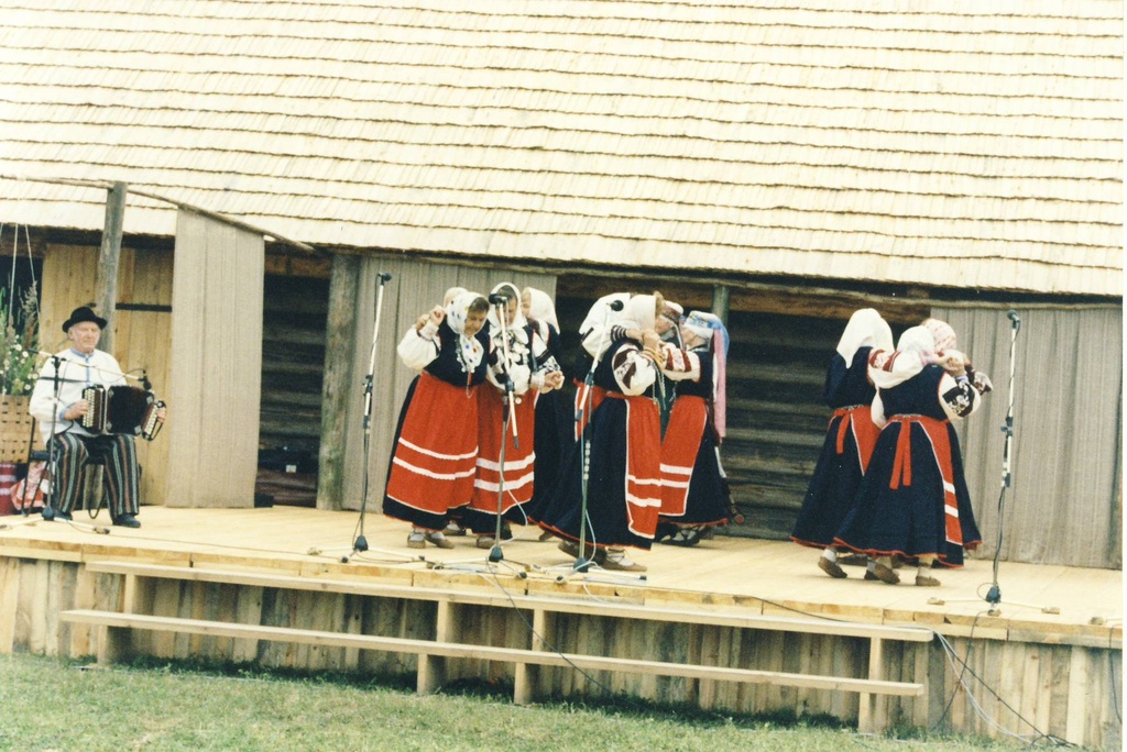 VIII Leelopäev. Nikolai Kõiv, pillimees ja rahvatantsurühm "Käokuld" Värskast.