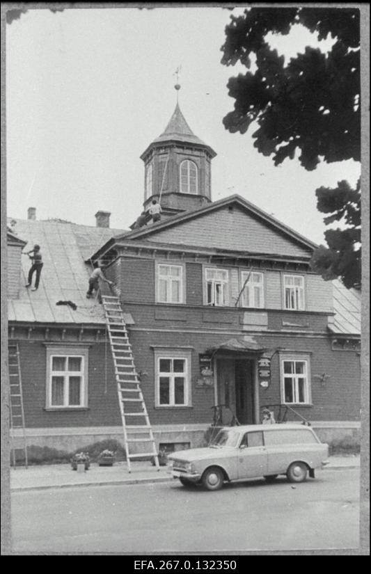 Valga Linna RSN Täitevkomitee hoone värvimine.