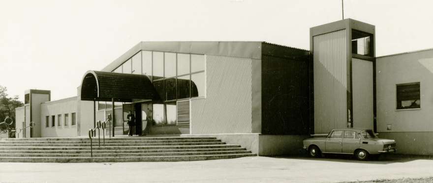 Tallinna Tehnikaülikooli klubihoone, peasissepääsuga fassaadi vaade. Arhitekt Eva Hirvesoo