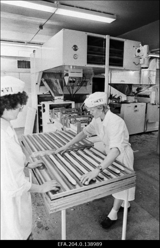 Tootmiskoondise Leibur pagaritöökojakaupluse meisterpagar Reet Pärnaste (vasakul) ja pagar Tiia Leo küpsetavad pikki saiu.