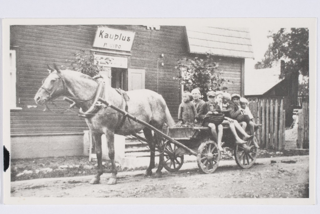 Uibo kauplus 1930.aastate 2.poolel oma majas Lossi (praeguKingissepa) tänavas.