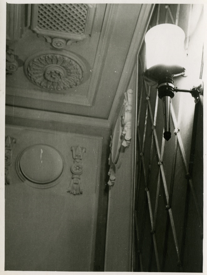 Kino Sõprus Tallinnas, kinosaali lae nurk seinalambiga. Arhitektid August Volberg, Peeter Tarvas ja Maia Laul (sisearhitekt)