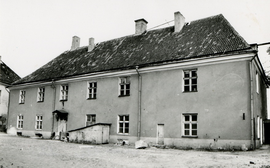 Elamu Toompeal, vaade tänavalt