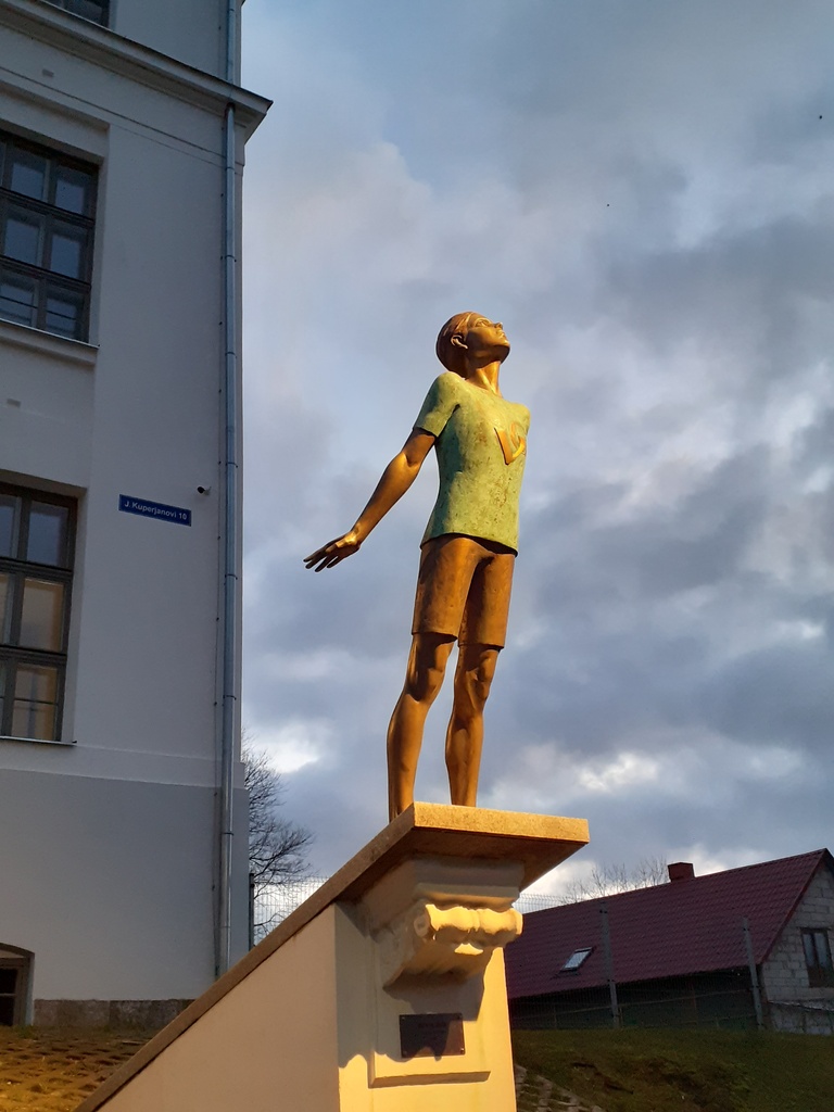 Valga Gümnaasium - Monument in front of estonian school 'Valga gümnaasium', J. Kuperjanovi 10