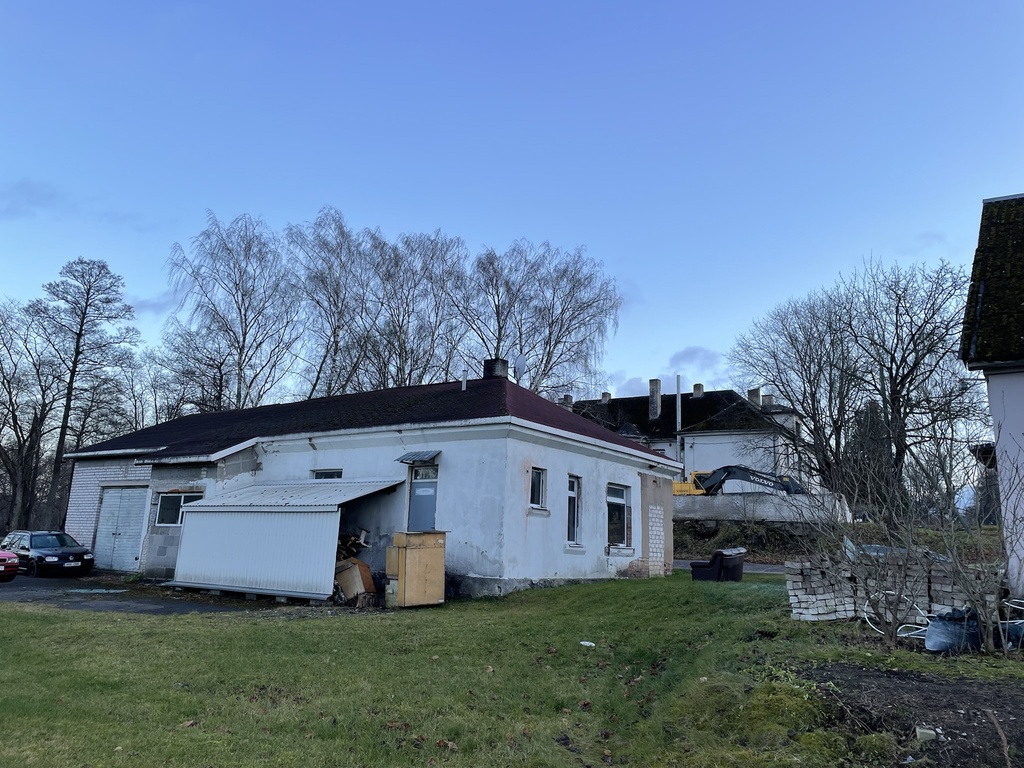 Valga 29. Endine Valga Haigla garaaž - Valga. Endine Valga Hailgla garaaž. Taga endise Valga Haigla laohoone ja surnukuuri lammutustööd ja taamal endine kirurgia ja sünnitusosakond