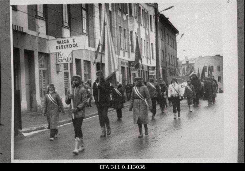 Valga 1. keskkooli õpilased Suure Sotsialistliku Oktoobrirevolutsiooni 65. aastapäeva demonstratsioonil.