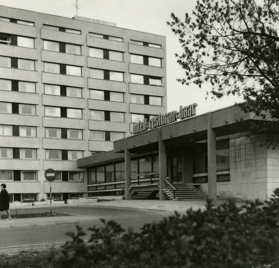 Hotell Kungla, fragmentaarne vaade hoonele Kreutzwaldi tn poolt. Arhitektid Ilmar Puumets, Herbert Rüütlane, EP