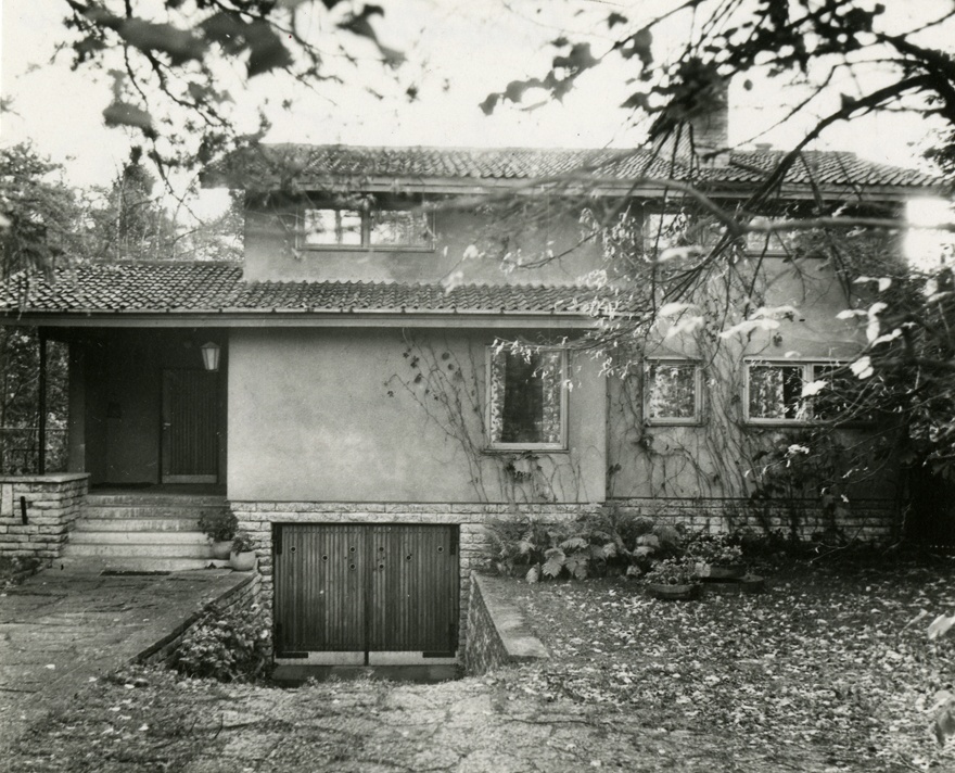 Elamu Kloostrimetsas, otsevaade fassaadile. Arhitekt Uno Tölpus