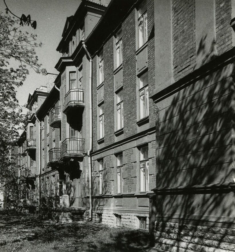 Sõjaväelaste elamud Põhja-Tallinnas, vaade tänavalt. Arhitekt Aleksandr Jaron