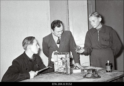 Otepää keskkooli raadioringi liikmed Tõnis Mosona ja Leo Urm ning ringi juhataja Eduard Helm raadioaparaati monteerimas.  similar photo